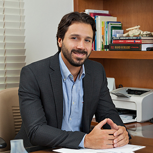 Dr. Gustavo Maximiano