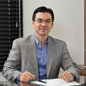 Dr. Claudio Kawasaki Alcantara